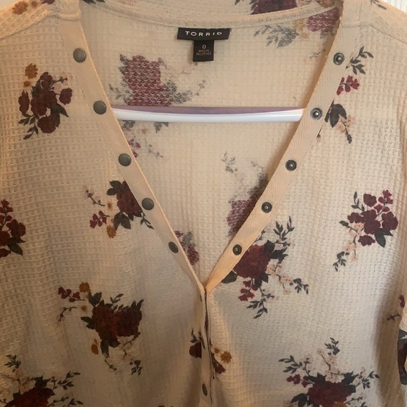 Torrid - floral long sleeve Tee - Picture 5 of 8
